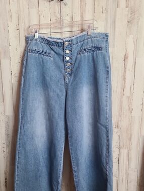 High-Rise Light Wash Wide-Leg Women’s Jeans with Button Front